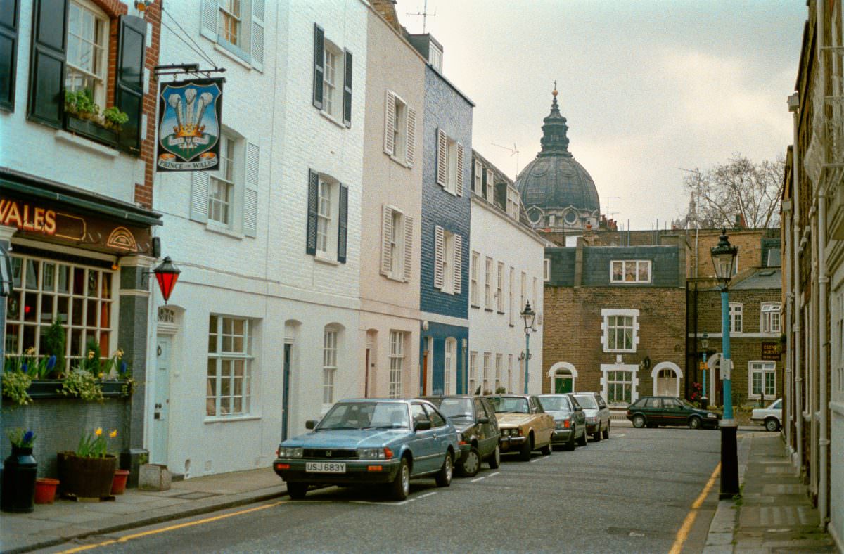 Prince of Wales, pub, Fairholt St, Knightsbridge, Westminster, 1988