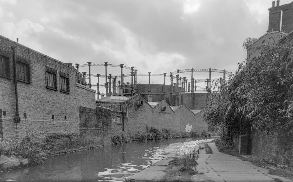 Gas Holders, Regent’s Canal, Kings Cross, Camden, 1985