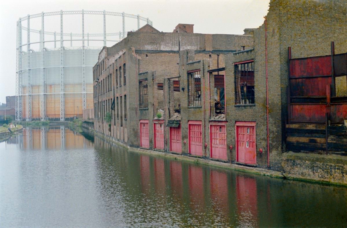 Gas holders, Regent’s Canal, Wharf Place, Andrews Road, Bethnal Green, Tower Hamlets, 1986