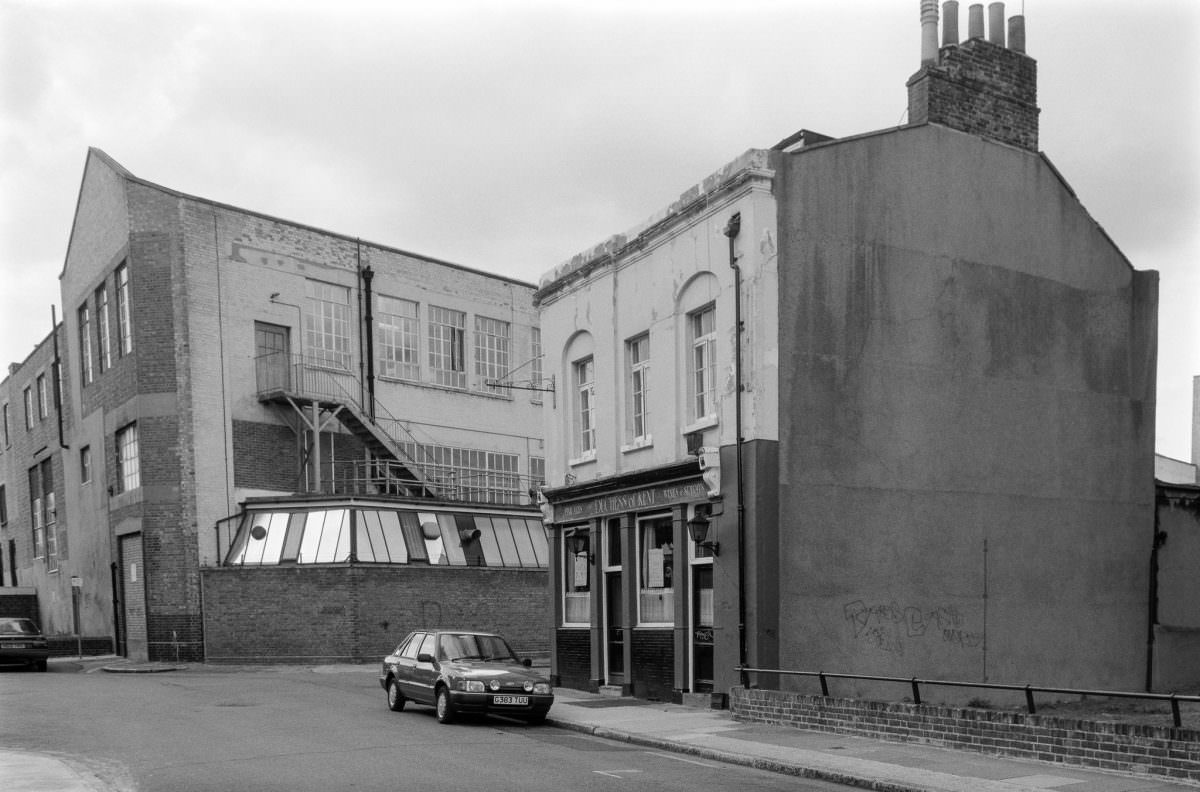 Duchess of Kent, pub, Deverell St, The Borough, Southwark, 1992