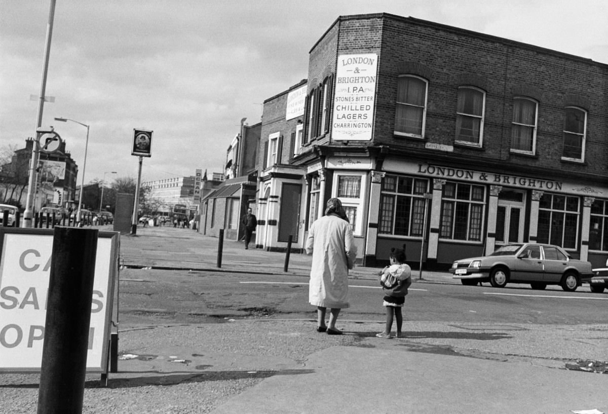 London & Brighton, pub, Asylum Road, Queens Road, Peckham, Southwark, 1989