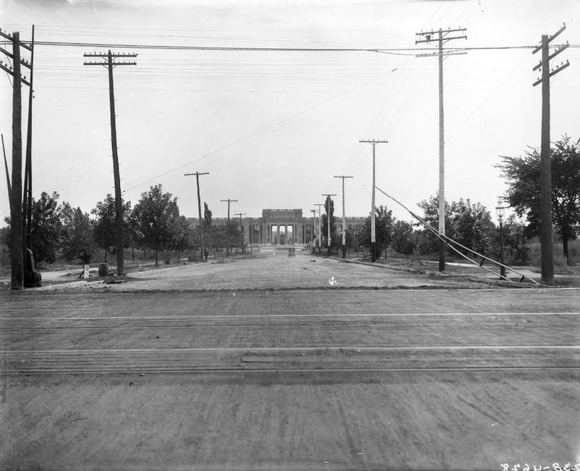 The Jefferson Memorial Building in Forest Park. The view is looking south from the intersection of Debaliviere Avenue and Forest Park Parkway.