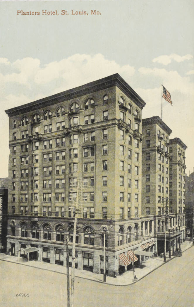 Located at 4th and Pine streets, this ten-story hotel boasted 400 rooms and elegant public spaces, 1910