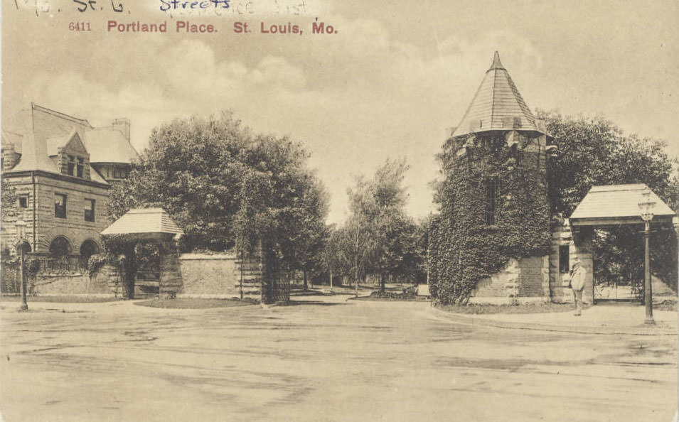 Gates at the east entrance to Portland Place, St. Louis, 1910.