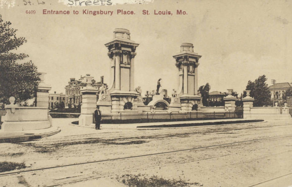 Entrance to Kingsbury Place, St. Louis, 1910