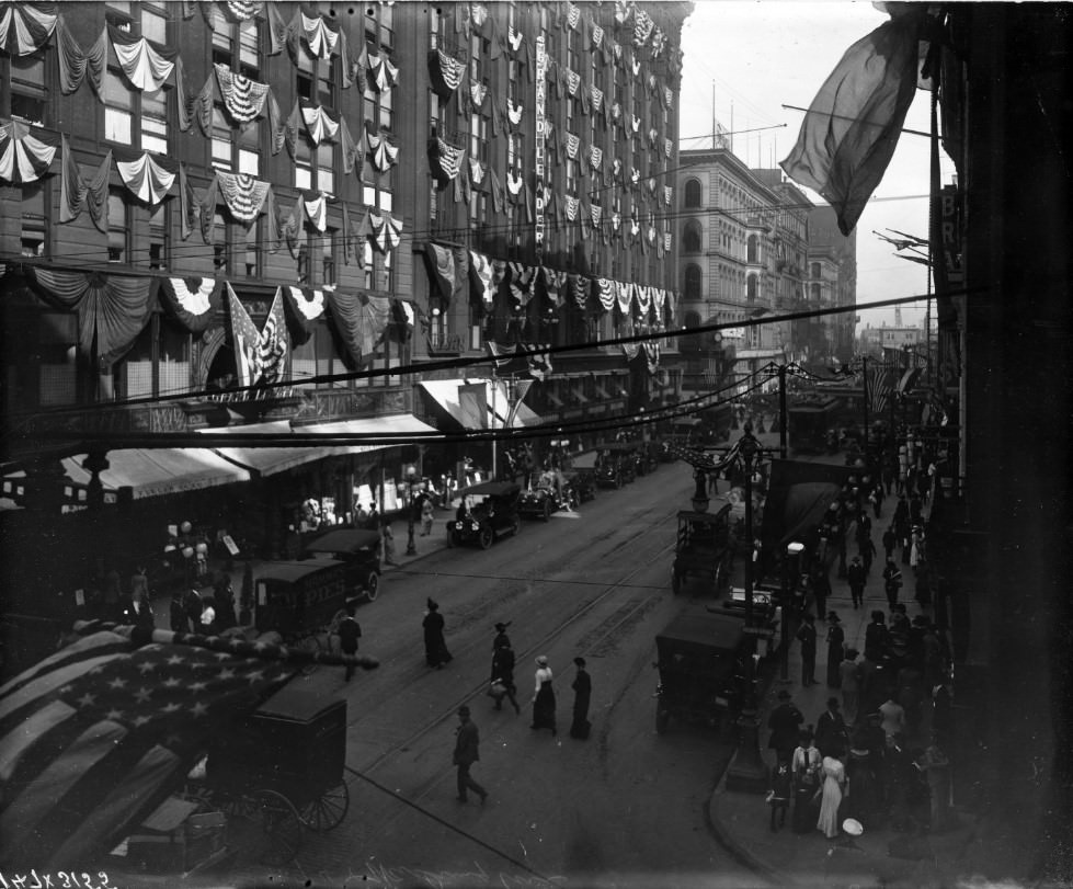 Washington Avenue looking East from Seventh Street, the old Grand Leader department store at 601 Washington Avenue is visible on the left, 1910