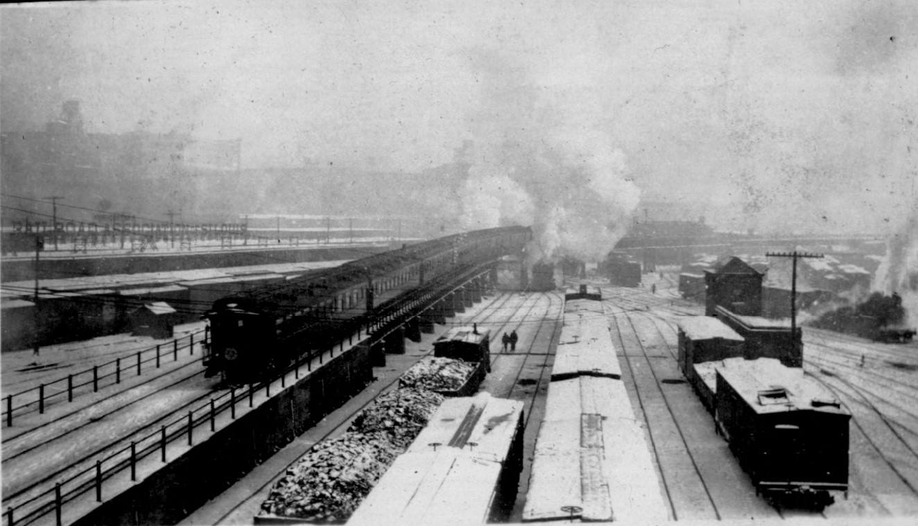 Alton Ltd. ascending West approach to Merchant's Bridge elevated, 1910