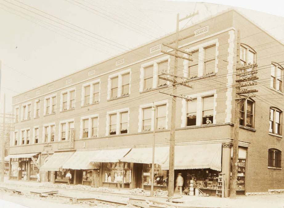 Del-Van building at the intersection of Delmar and Vandeventer, 1910