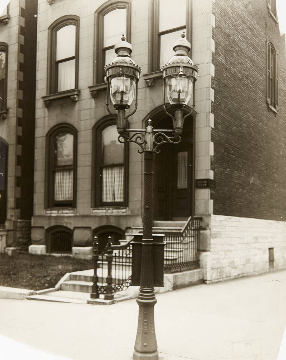A streetlight at the corner of Grand and Lindell, 1915
