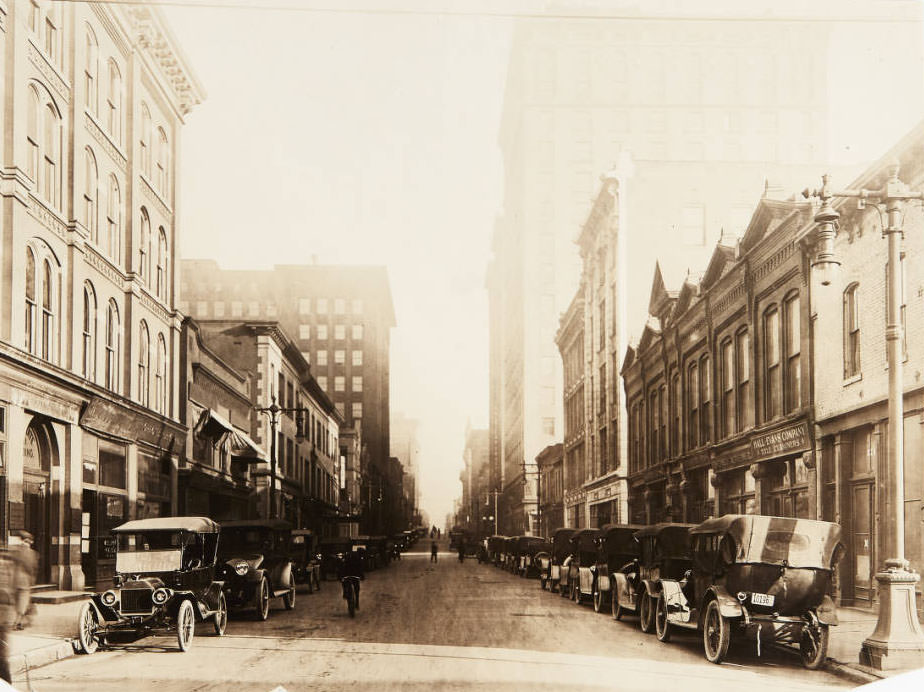 The 800 block of Chesnut Street. The Hill Evans Title Examiner Company was located at 822 Chestnut, 1915