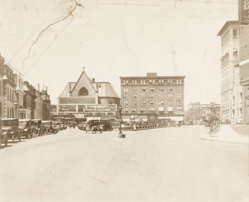 The intersection of Washington and Grand, looking west on Washington, 1915