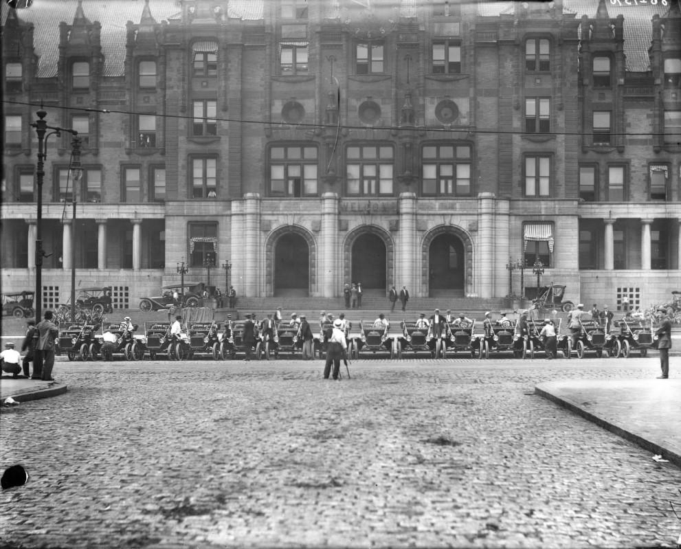 A fleet of cars being photographed in front of St. Louis city hall, 1910