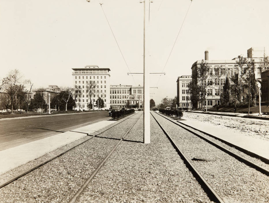 Streetcar tracks along Kingshighway, near Forest Park Avenue, 1915