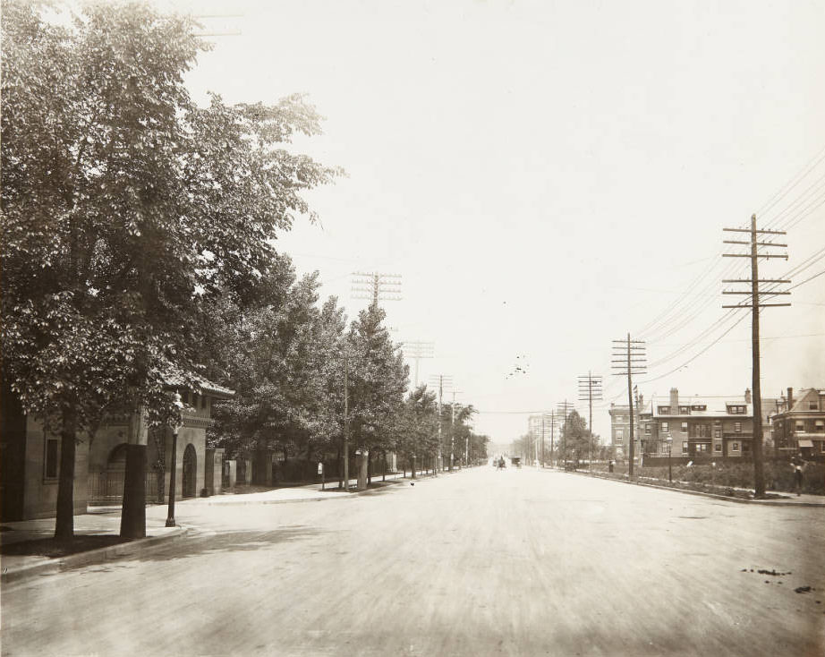 Kingshighway looking north from its intersection with Lindell, 1915