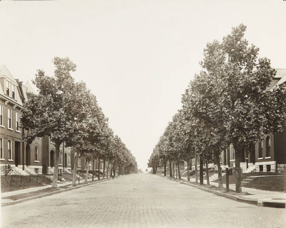 Tree-lined Prairie Avenue, looking north from its intersection with 20th Street, 1915