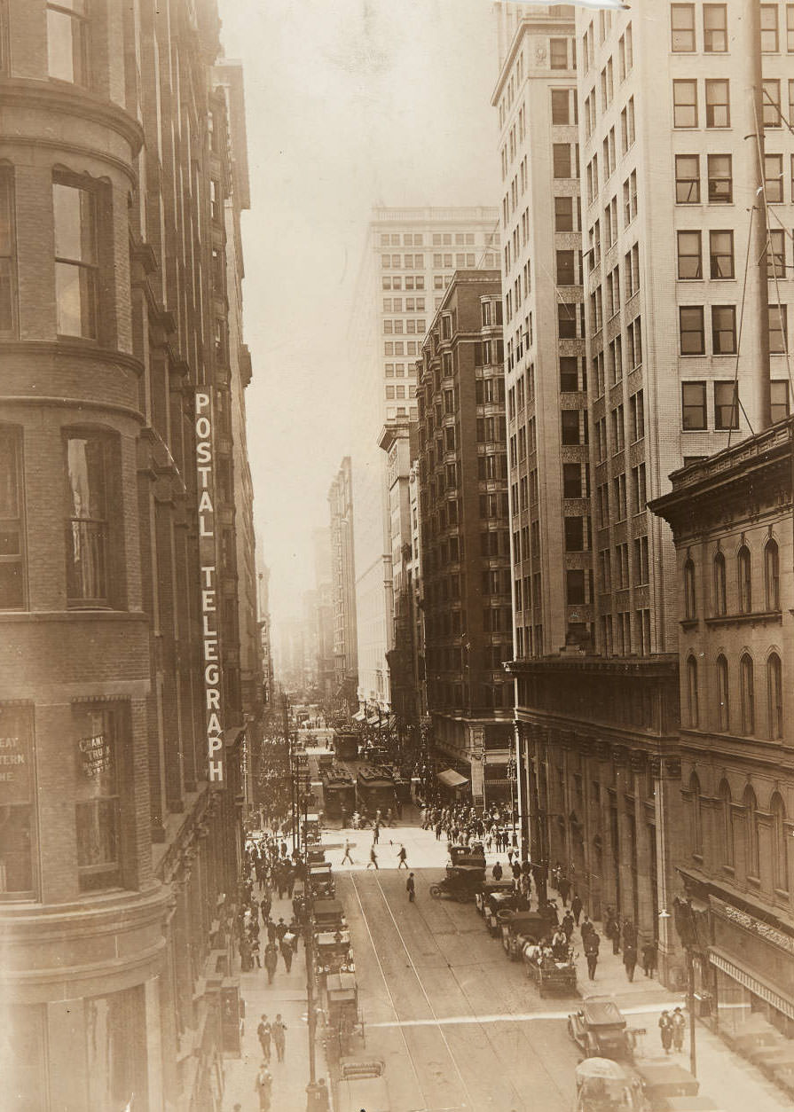 Busy traffic along Olive Street, looking west, from its intersection with 4th Street, 1915