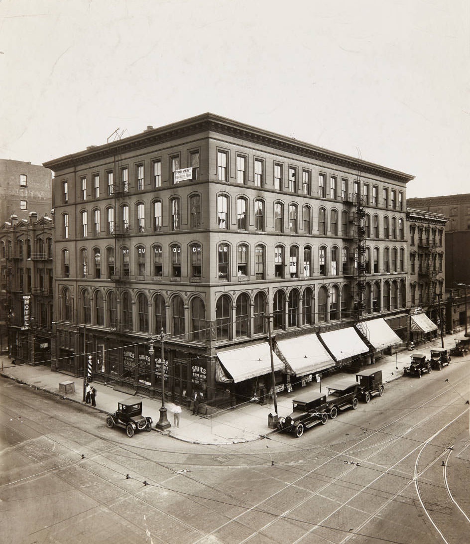 Douglas Building on the southeast corner of Market and Broadway, 1910s
