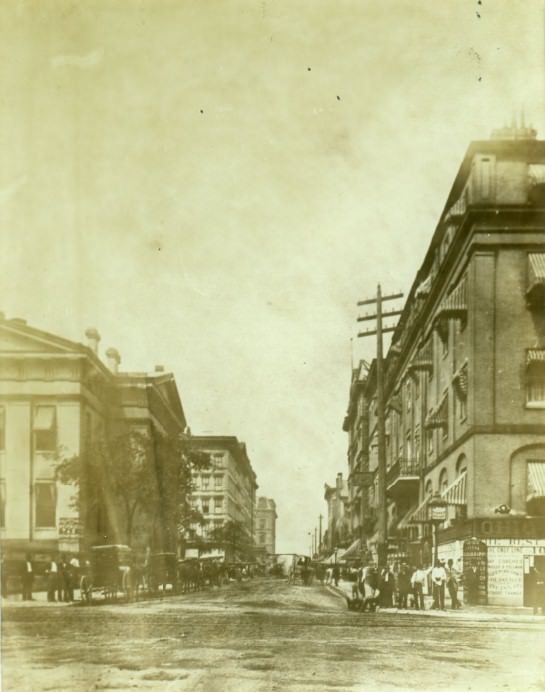 Chestnut Street in St. Louis looking west from Fourth Street, 1872. The court house is on the left and the Planter's Hotel is on the right.