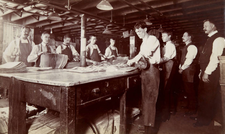 Bundling newspapers, 1899