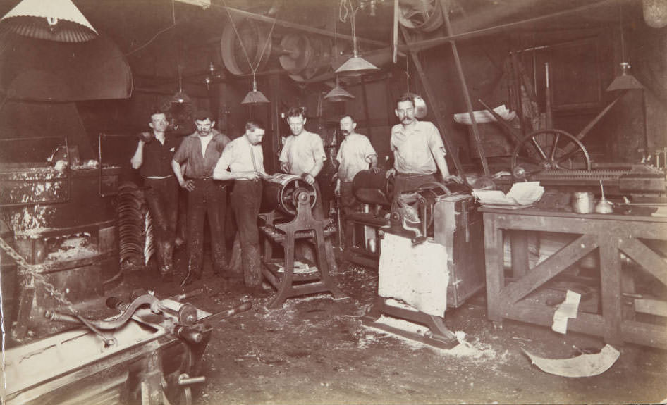 Post-Dispatch workers with machinery, 1899