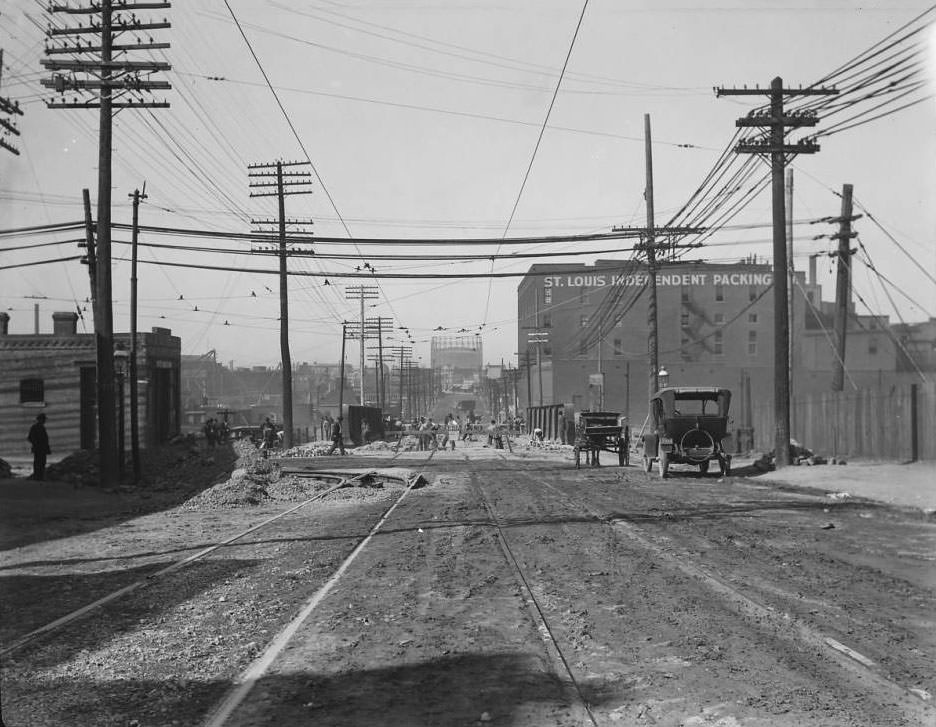 Looking west down Chouteau Ave. at South Spring Ave. The St. Louis Independent Packing Co. at right center was located at 3857 Chouteau Ave, 1925
