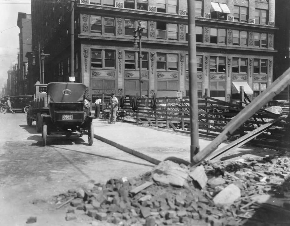 The northeast corner of North 4th Street & Chestnut St. The Pierce Building, which extended the entire block of North 4th Street between Chestnut Street & Pine Street (112 North 4th Street) is at center, 1925