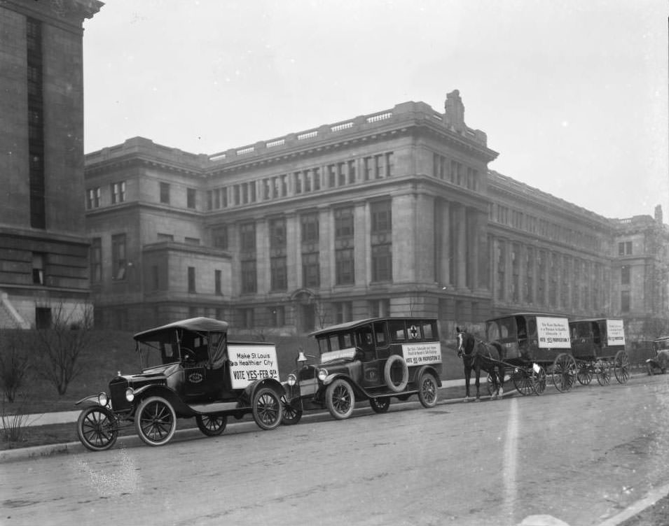 City Vehicles parked at Municipal Courts Building, 1925