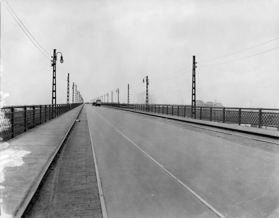 View of the approach to the MacArthur bridge (also known as the Municipal Bridge or Free Bridge from the west, 1925