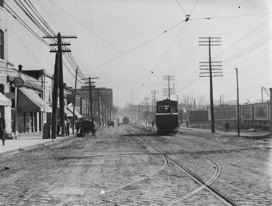 Looking east down Chouteau at Vandeventer, 1925