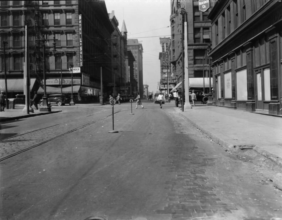 Chestnut and Broadway looking west, 1925