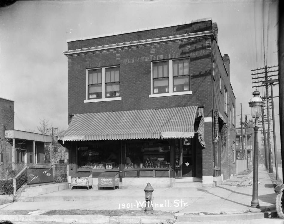 View of a grocery at Withnell and Lemp in the Benton Park neighborhood, 1925