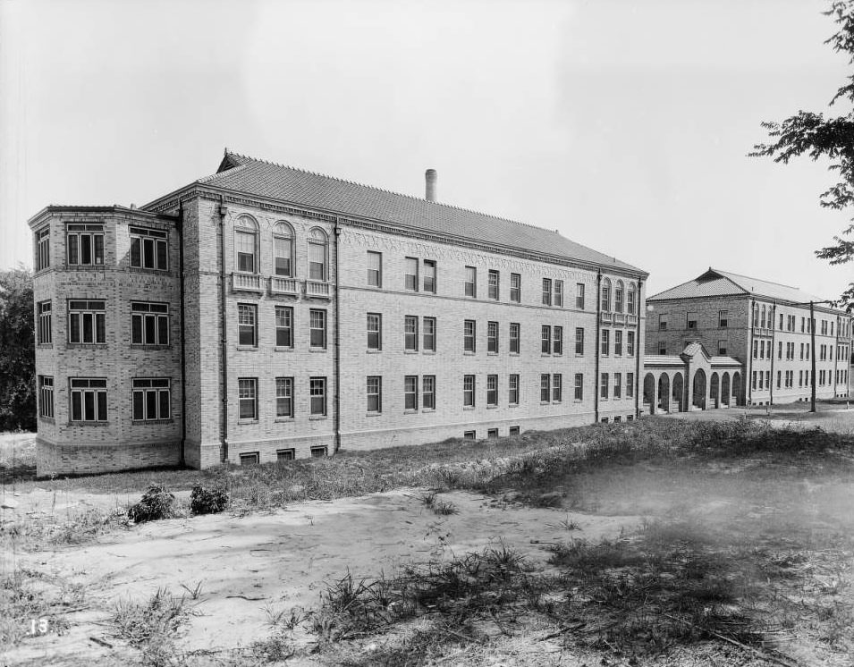 Robert Koch (Quarantine) Hospital employee dormitories, 1925