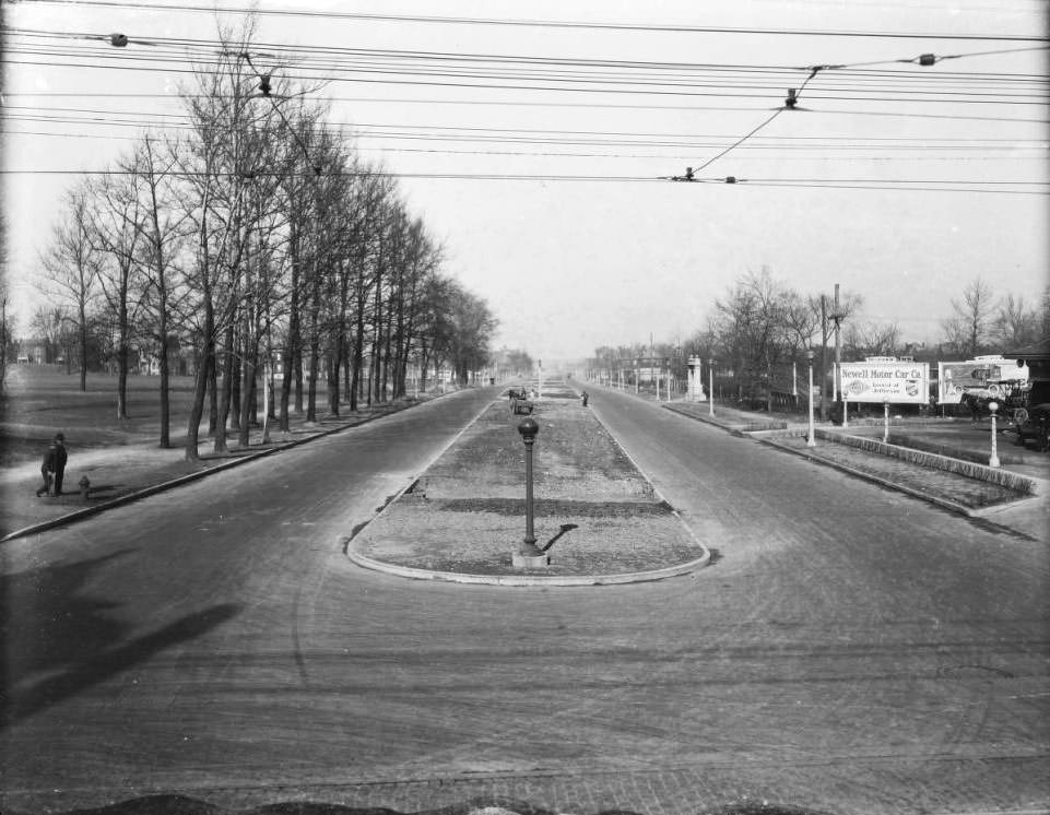 Looking north down Kingshighway Memorial Boulevard from the intersection with Easton Avenue, 1925