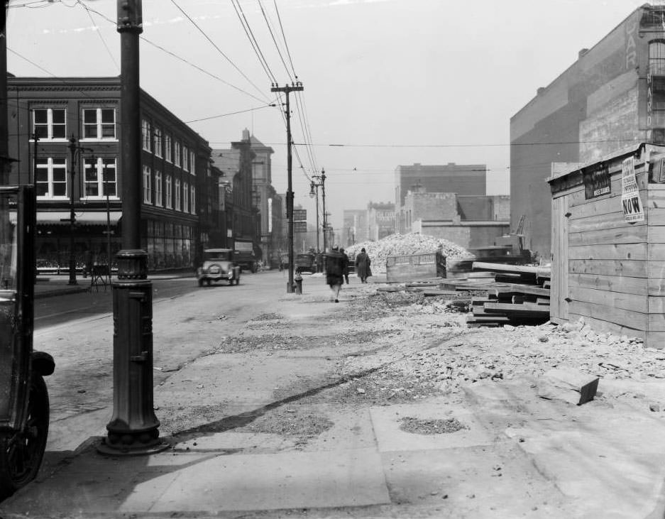 Looking west on Franklin Ave. at the intersection with North Broadway (Fifth Street), 1925