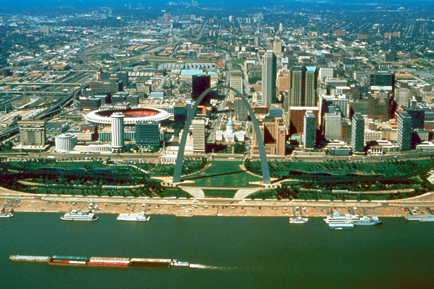 St Louis Missouri skyline over arch, 1994