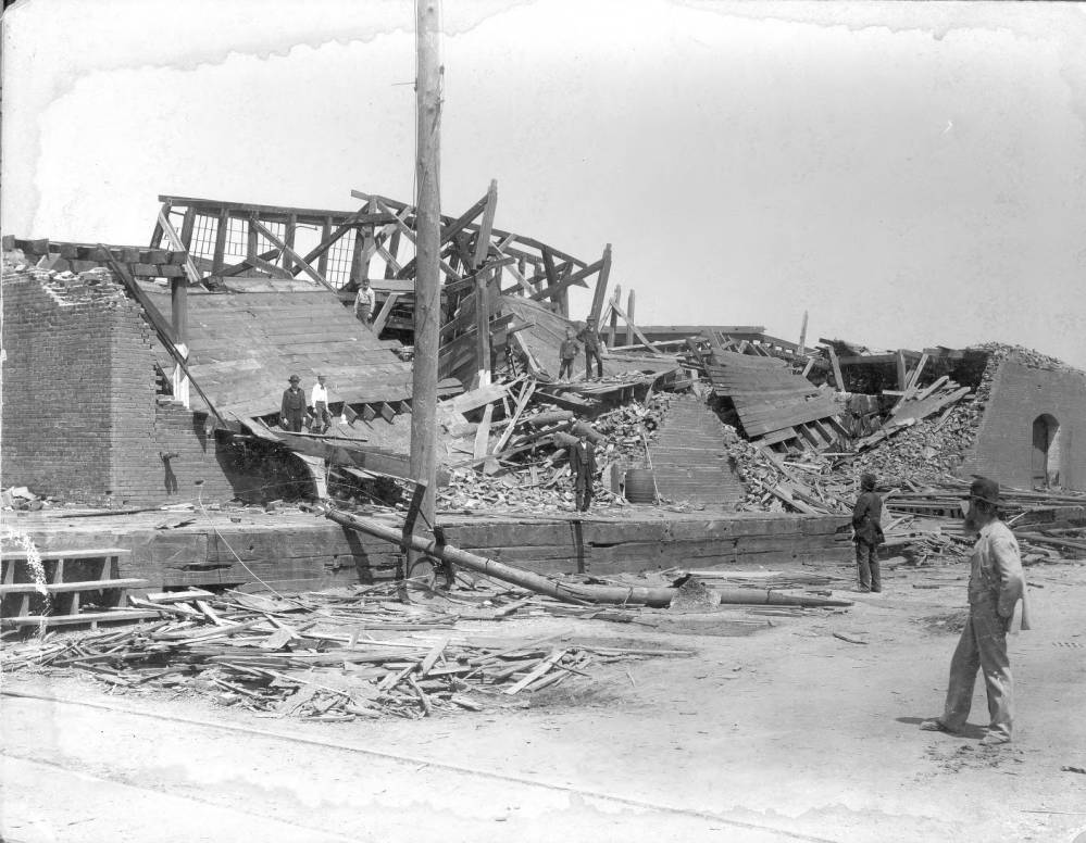 The Peper Cotton Compress facility was located just off the levee at Broadway, Rutger, and Convent Streets.