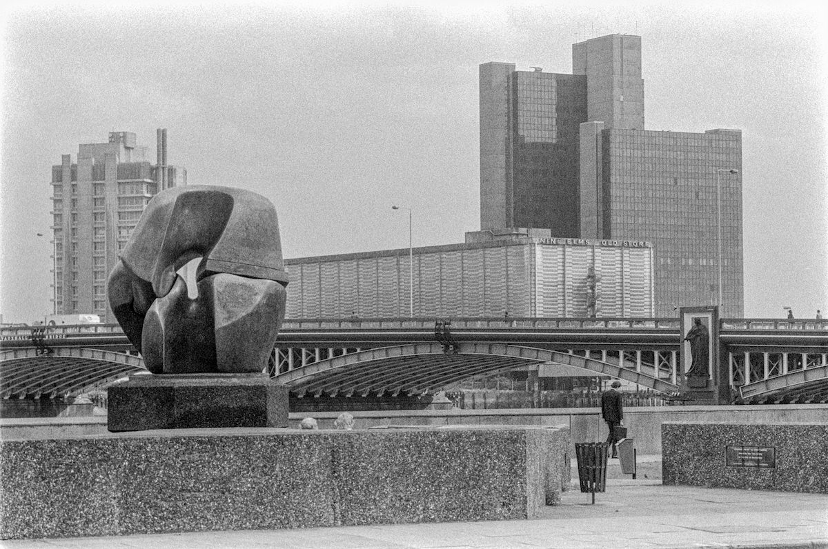 Locking Piece, Henry Moore, sculpture, Vauxhall Bridge, Vauxhall, from Millbank, Westminster, 1987