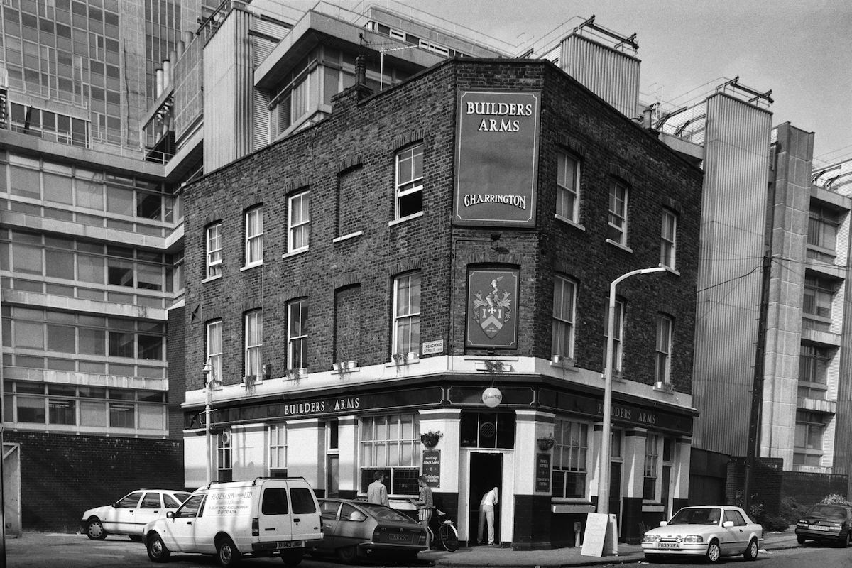 Builders Arms, pub, Wyvil Rd, Vauxhall, Lambeth 1989 Later known as The Vauxhall Griffin and now the Griffin Belle Vauxhall.