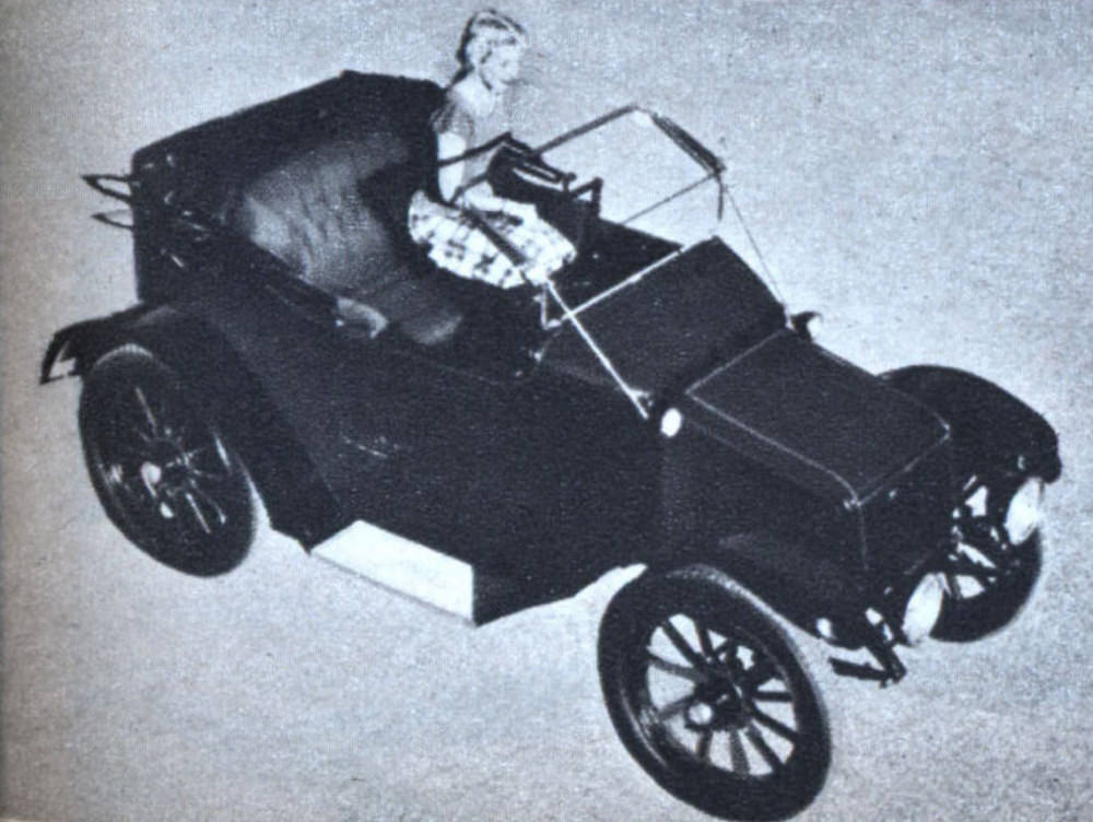 1903 Crestmobile had steering column shift, adjustable steering wheel, automatic clutch.
