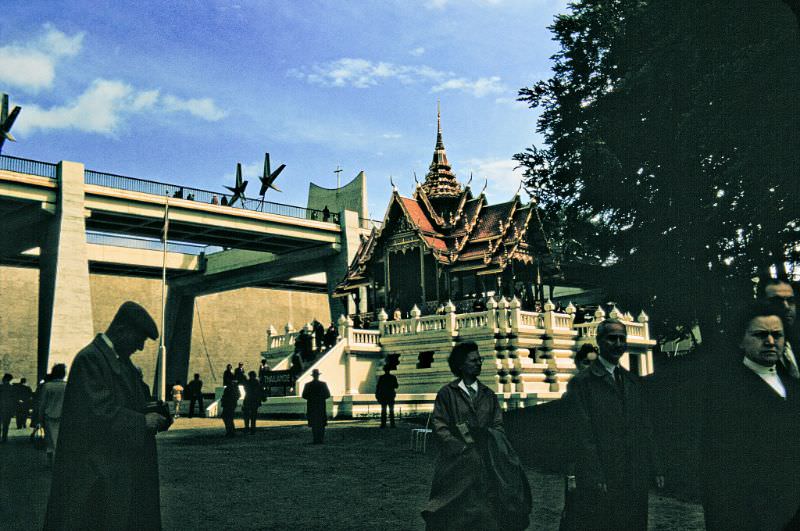 Pavilion of Thailand and Passerelle (overhead walkway).