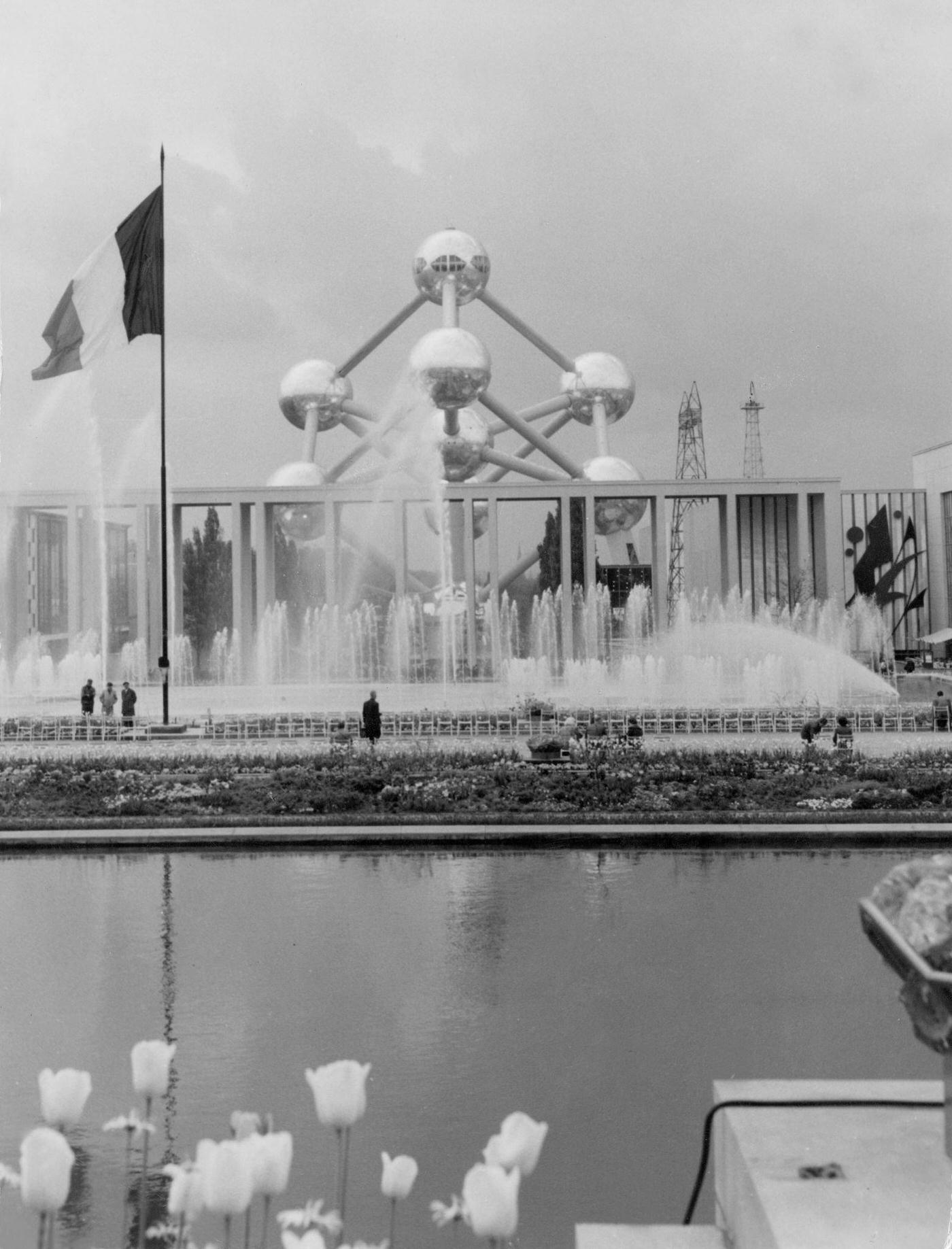 Fountain and Atomium in the background