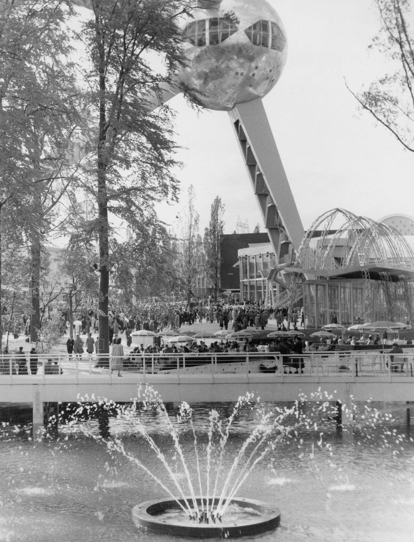 Fountain and Atomium in the background