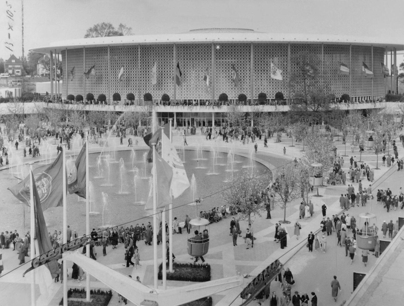 American Pavilion, Architect Edward Durell Stone