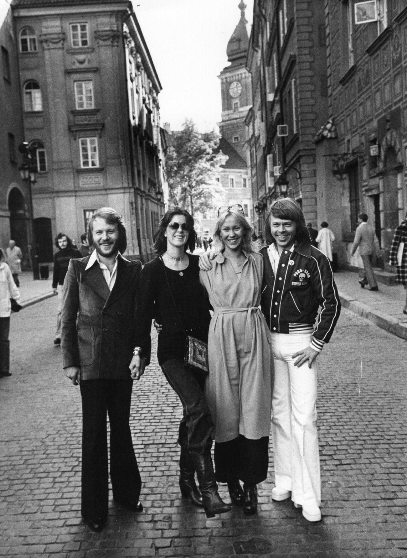 Benny, Annafrid, Agnetha and Benny in a cobbled street, 1975