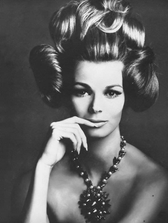 Anne de Zogheb's coiffure is by Carita, pendant star of amethyst and pearls on leafy chain of same is by Scémama for Saint Laurent, Vogue, November 1, 1962
