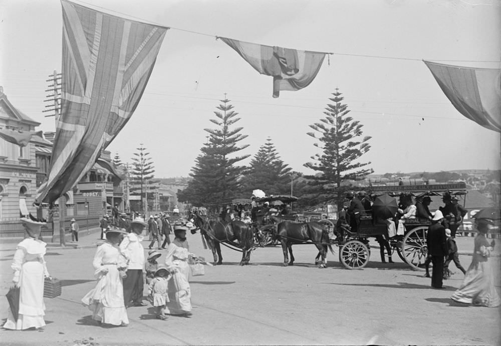 Horse drawn omnibus to Narrabeen/Rock Lily with beachgoers in foreground at Manly, 1905.