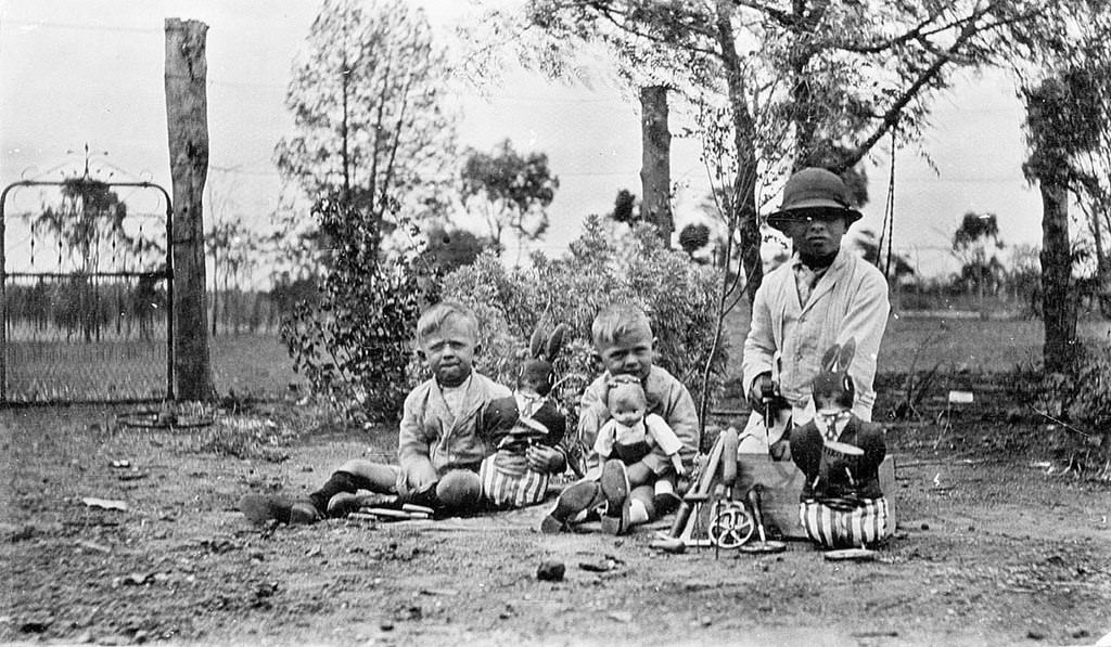 Stunning Photos of Australian Children having Fun in the 1930s