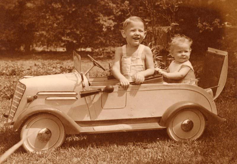 Stunning Photos of Australian Children having Fun in the 1930s