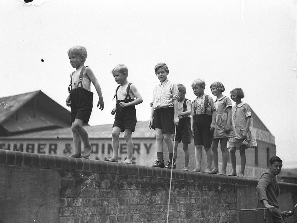 Stunning Photos of Australian Children having Fun in the 1930s