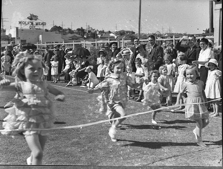 Stunning Photos of Australian Children having Fun in the 1930s